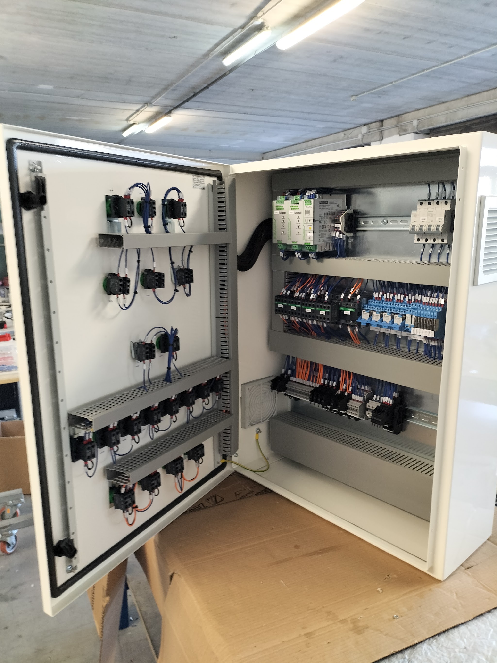 Interno di un quadro elettrico industriale realizzato da Francesco Calabrese
